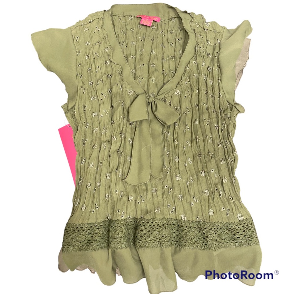 Sunny Leigh Blouse very cute